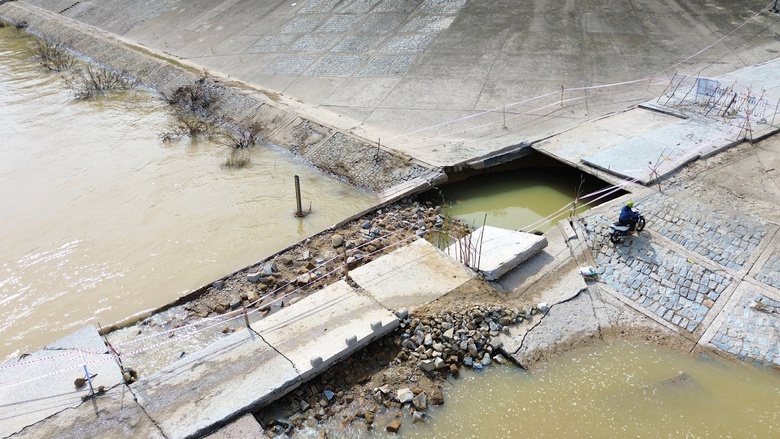 Quảng Ng&atilde;i: Người d&acirc;n liều m&igrave;nh băng qua cầu tr&agrave;n bị lũ cuốn tr&ocirc;i mặt b&ecirc; t&ocirc;ng- Ảnh 7.