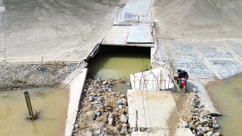 Quảng Ng&atilde;i: Người d&acirc;n liều m&igrave;nh băng qua cầu tr&agrave;n bị lũ cuốn tr&ocirc;i mặt b&ecirc; t&ocirc;ng- Ảnh 8.