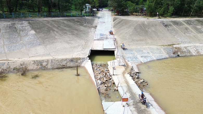 Quảng Ng&atilde;i: Người d&acirc;n liều m&igrave;nh băng qua cầu tr&agrave;n bị lũ cuốn tr&ocirc;i mặt b&ecirc; t&ocirc;ng- Ảnh 9.