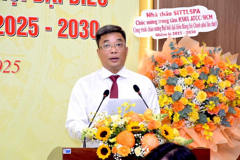 Gắn biển c&ocirc;ng tr&igrave;nh ng&agrave;nh X&acirc;y dựng ch&agrave;o mừng Đại hội Đảng bộ Ch&iacute;nh phủ lần thứ I- Ảnh 2.