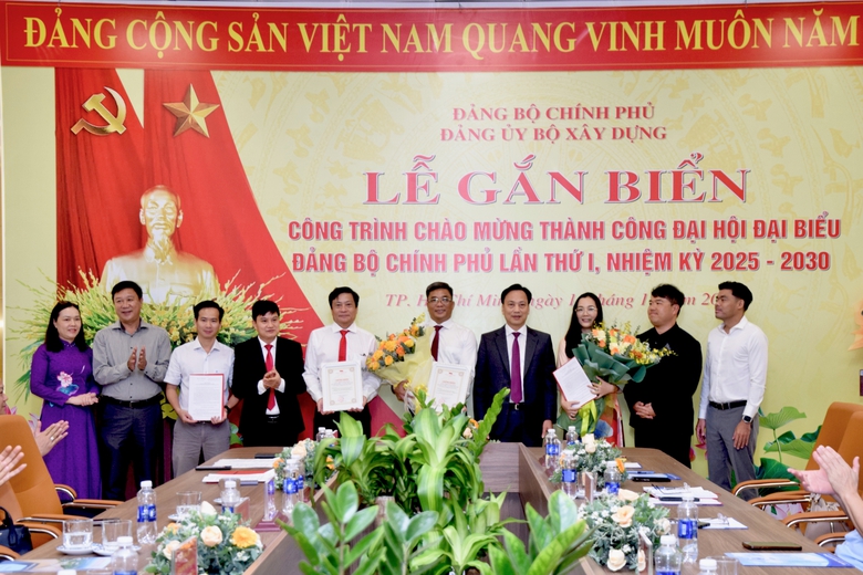 Gắn biển c&ocirc;ng tr&igrave;nh ng&agrave;nh X&acirc;y dựng ch&agrave;o mừng Đại hội Đảng bộ Ch&iacute;nh phủ lần thứ I- Ảnh 3.