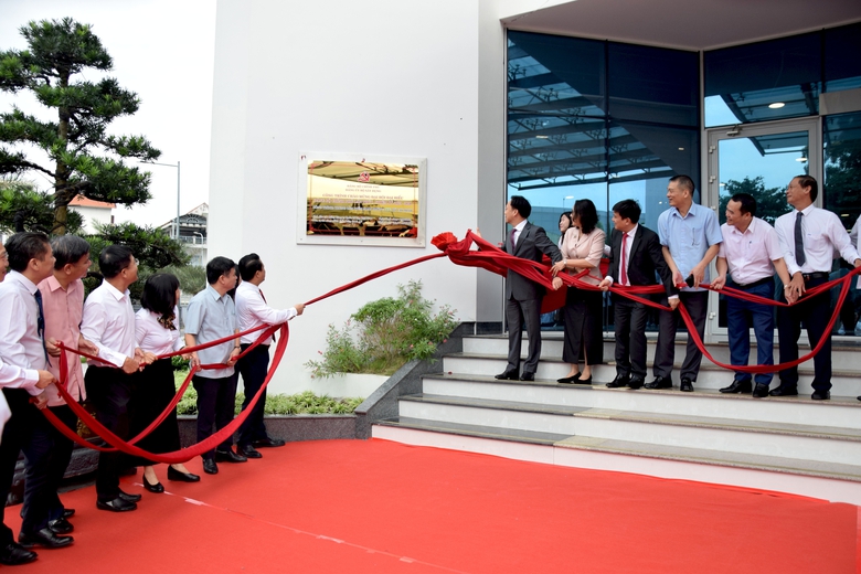 Gắn biển c&ocirc;ng tr&igrave;nh ng&agrave;nh X&acirc;y dựng ch&agrave;o mừng Đại hội Đảng bộ Ch&iacute;nh phủ lần thứ I- Ảnh 6.