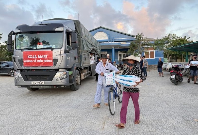 Huế: Tiếp nhận hơn 380 tỷ đồng và nhiều phần quà ý nghĩa cho người dân vùng lũ- Ảnh 2. Huế: Tiếp nhận hơn 380 tỷ đồng và nhiều phần quà ý nghĩa cho người dân vùng lũ- Ảnh 2.