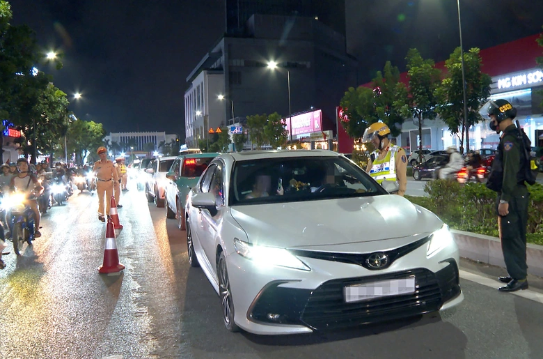 Huế: Mở cao điểm xử l&yacute; vi phạm giao th&ocirc;ng, hơn 100 t&agrave;i xế "d&iacute;nh" lỗi nồng độ cồn- Ảnh 2.