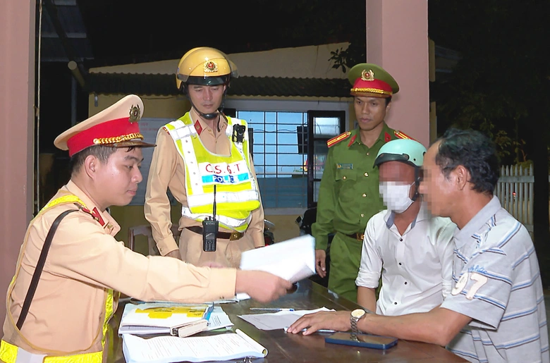 Huế: Mở cao điểm xử l&yacute; vi phạm giao th&ocirc;ng, hơn 100 t&agrave;i xế "d&iacute;nh" lỗi nồng độ cồn- Ảnh 1.