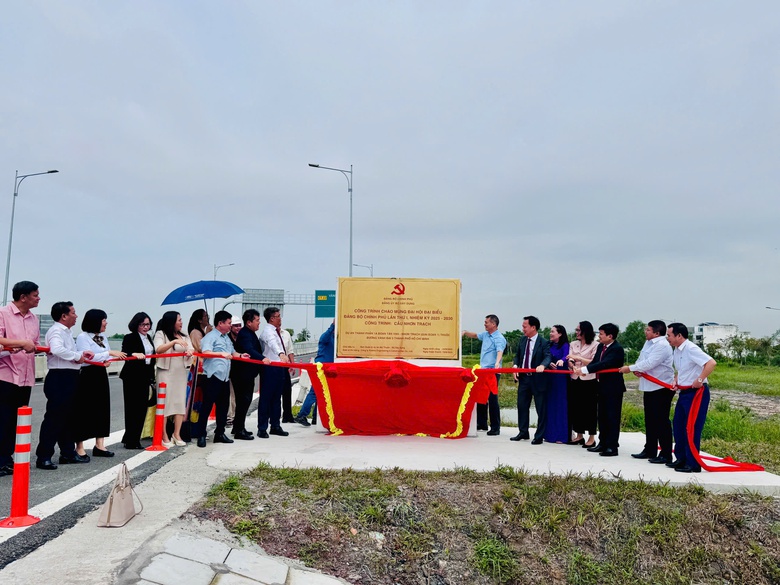 Gắn biển c&ocirc;ng tr&igrave;nh ng&agrave;nh X&acirc;y dựng ch&agrave;o mừng Đại hội Đảng bộ Ch&iacute;nh phủ lần thứ I- Ảnh 8.