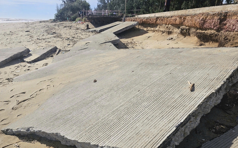 S&oacute;ng dữ x&eacute; toạc tuyến đường b&ecirc; t&ocirc;ng ven biển ở Quảng Ng&atilde;i- Ảnh 2.