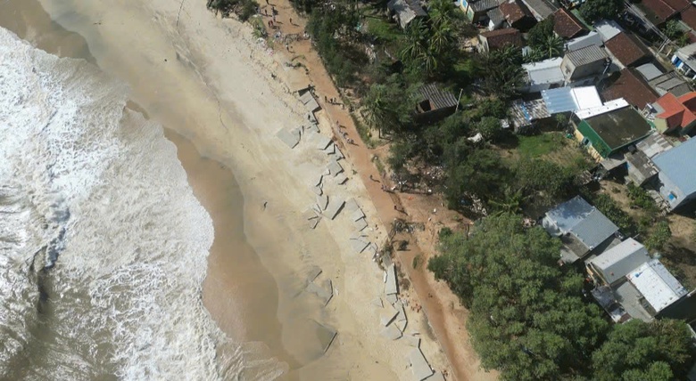 S&oacute;ng dữ x&eacute; toạc tuyến đường b&ecirc; t&ocirc;ng ven biển ở Quảng Ng&atilde;i- Ảnh 3.