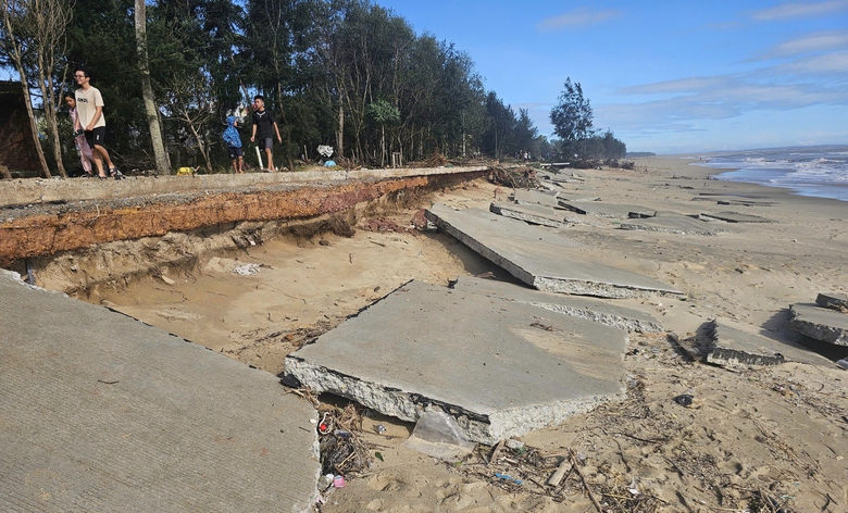 S&oacute;ng dữ x&eacute; toạc tuyến đường b&ecirc; t&ocirc;ng ven biển ở Quảng Ng&atilde;i- Ảnh 1.