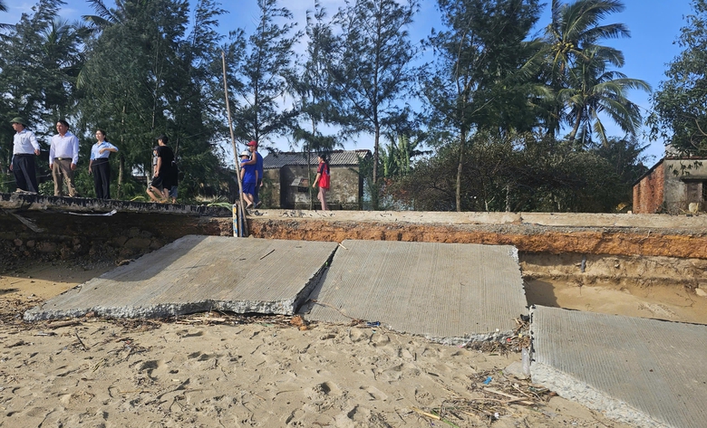 S&oacute;ng dữ x&eacute; toạc tuyến đường b&ecirc; t&ocirc;ng ven biển ở Quảng Ng&atilde;i- Ảnh 9.