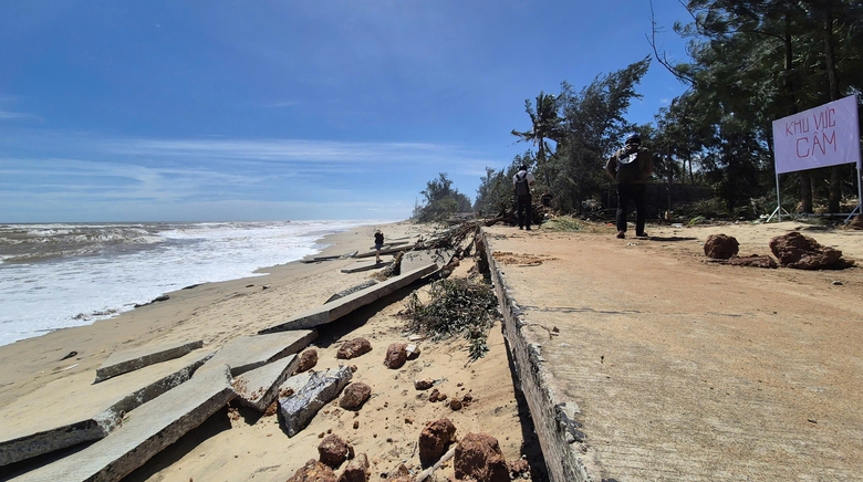 S&oacute;ng dữ x&eacute; toạc tuyến đường b&ecirc; t&ocirc;ng ven biển ở Quảng Ng&atilde;i- Ảnh 8.