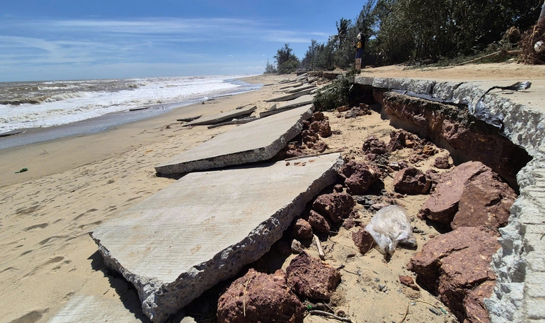 S&oacute;ng dữ x&eacute; toạc tuyến đường b&ecirc; t&ocirc;ng ven biển ở Quảng Ng&atilde;i- Ảnh 6.