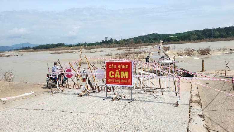Quảng Ng&atilde;i: Người d&acirc;n liều m&igrave;nh băng qua cầu tr&agrave;n bị lũ cuốn tr&ocirc;i mặt b&ecirc; t&ocirc;ng- Ảnh 11.