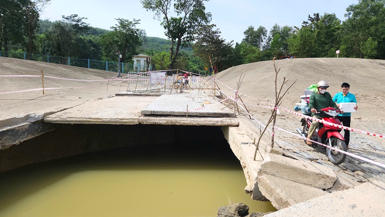 Quảng Ng&atilde;i: Người d&acirc;n liều m&igrave;nh băng qua cầu tr&agrave;n bị lũ cuốn tr&ocirc;i mặt b&ecirc; t&ocirc;ng- Ảnh 2.