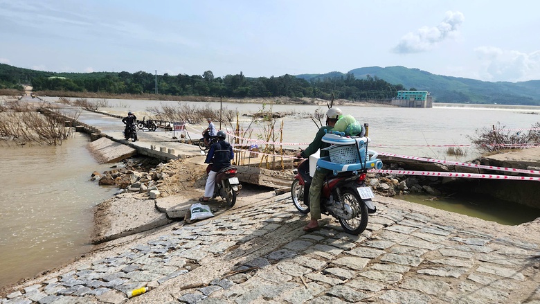 Quảng Ng&atilde;i: Người d&acirc;n liều m&igrave;nh băng qua cầu tr&agrave;n bị lũ cuốn tr&ocirc;i mặt b&ecirc; t&ocirc;ng- Ảnh 5.