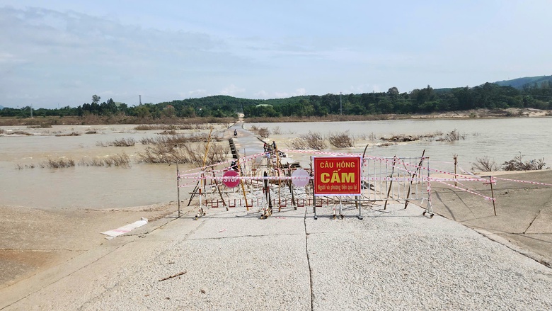 Quảng Ng&atilde;i: Người d&acirc;n liều m&igrave;nh băng qua cầu tr&agrave;n bị lũ cuốn tr&ocirc;i mặt b&ecirc; t&ocirc;ng- Ảnh 3.