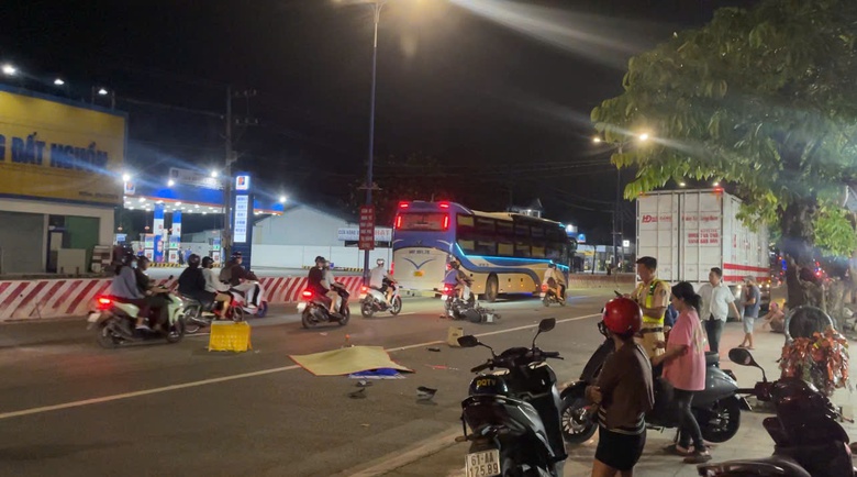 Người đàn ông tử vong sau va chạm với xe tải ở TP.HCM- Ảnh 1. Người đàn ông tử vong sau va chạm với xe tải ở TP.HCM- Ảnh 1.