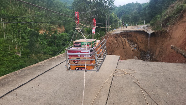 Hai tuần sau mưa lũ, đường huyết mạch ở x&atilde; miền n&uacute;i Quảng Ng&atilde;i vẫn bị chia cắt- Ảnh 8.