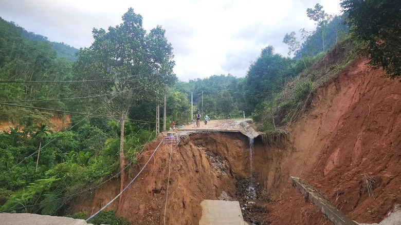 Hai tuần sau mưa lũ, đường huyết mạch ở x&atilde; miền n&uacute;i Quảng Ng&atilde;i vẫn bị chia cắt- Ảnh 9.