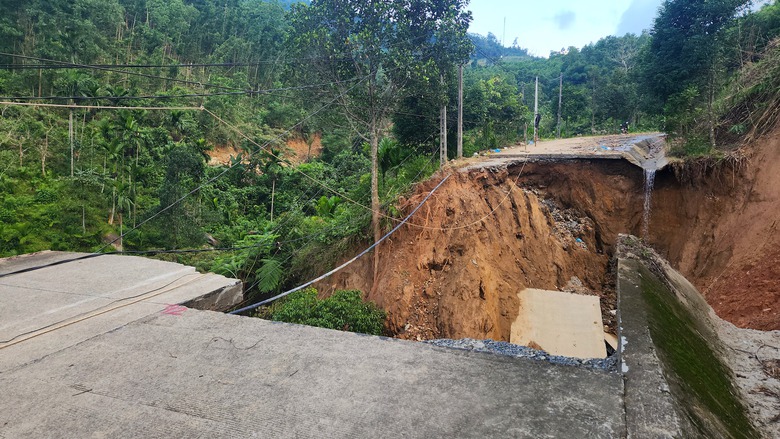 Hai tuần sau mưa lũ, đường huyết mạch ở x&atilde; miền n&uacute;i Quảng Ng&atilde;i vẫn bị chia cắt- Ảnh 2.