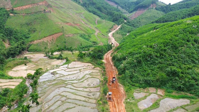 Hai tuần sau mưa lũ, đường huyết mạch ở x&atilde; miền n&uacute;i Quảng Ng&atilde;i vẫn bị chia cắt- Ảnh 13.