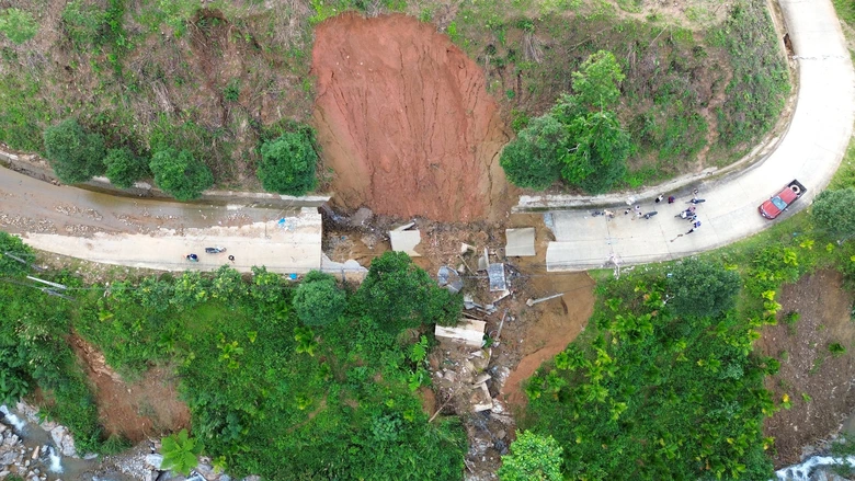 Hai tuần sau mưa lũ, đường huyết mạch ở x&atilde; miền n&uacute;i Quảng Ng&atilde;i vẫn bị chia cắt- Ảnh 5.