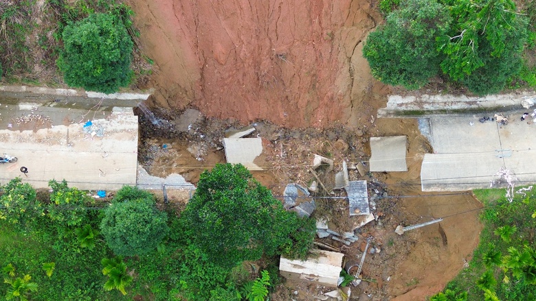 Hai tuần sau mưa lũ, đường huyết mạch ở x&atilde; miền n&uacute;i Quảng Ng&atilde;i vẫn bị chia cắt- Ảnh 1.