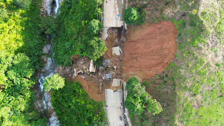 Hai tuần sau mưa lũ, đường huyết mạch ở x&atilde; miền n&uacute;i Quảng Ng&atilde;i vẫn bị chia cắt- Ảnh 10.