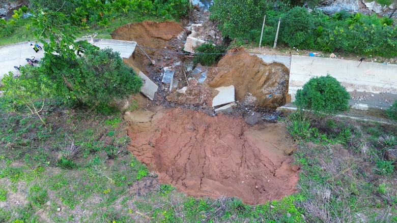 Hai tuần sau mưa lũ, đường huyết mạch ở x&atilde; miền n&uacute;i Quảng Ng&atilde;i vẫn bị chia cắt- Ảnh 11.