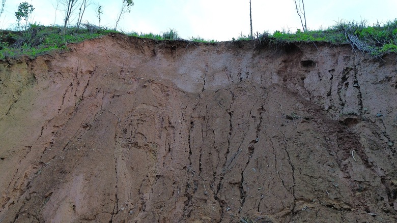 Hai tuần sau mưa lũ, đường huyết mạch ở x&atilde; miền n&uacute;i Quảng Ng&atilde;i vẫn bị chia cắt- Ảnh 6.