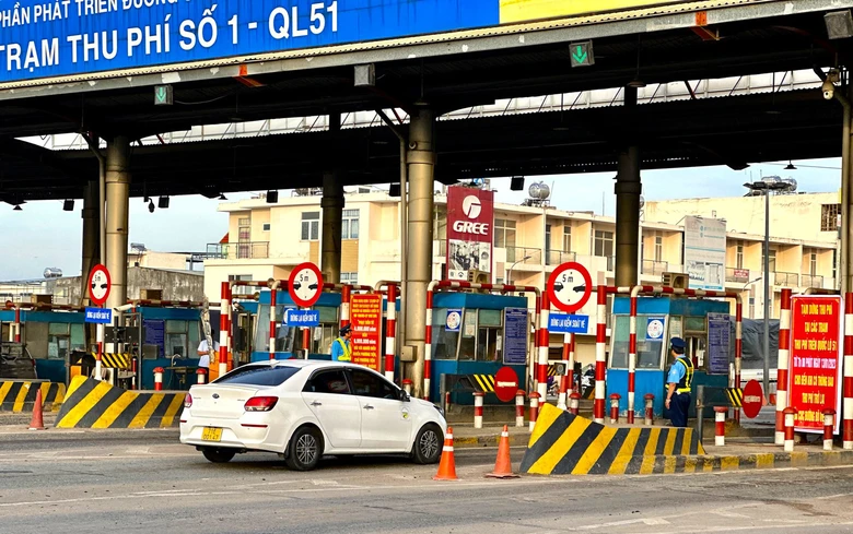 V&igrave; sao chưa th&aacute;o dỡ c&aacute;c trạm thu ph&iacute; tr&ecirc;n QL51?- Ảnh 1.