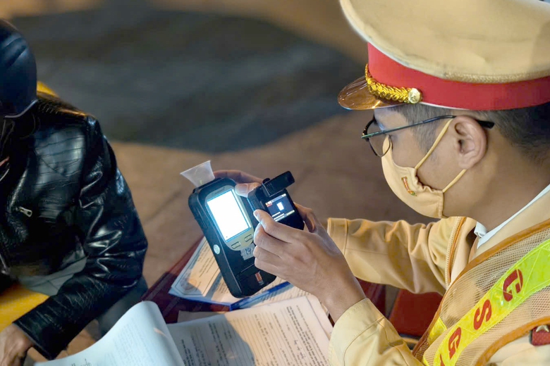 CSGT xử phạt hơn 126.000 "ma men" l&aacute;i xe trong hai th&aacute;ng- Ảnh 1.