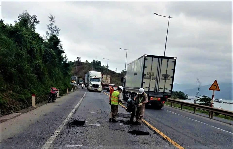 Cơ bản khắc phục xong hư hỏng mặt đường quốc lộ 1 đoạn qua Huế- Ảnh 4.