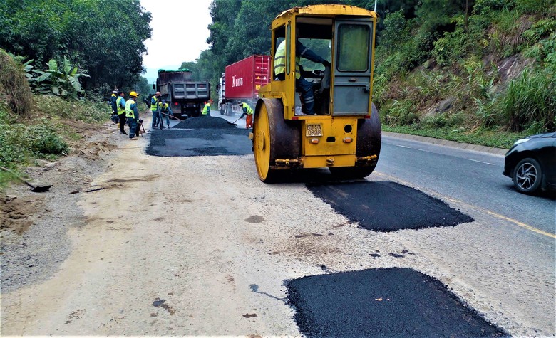 Cơ bản khắc phục xong hư hỏng mặt đường quốc lộ 1 đoạn qua Huế- Ảnh 1.