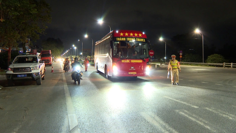 Huế: Xử lý 20 trường hợp “núp bóng” xe hợp đồng để vận chuyển khách- Ảnh 1. Huế: Xử lý 20 trường hợp “núp bóng” xe hợp đồng để vận chuyển khách- Ảnh 1.