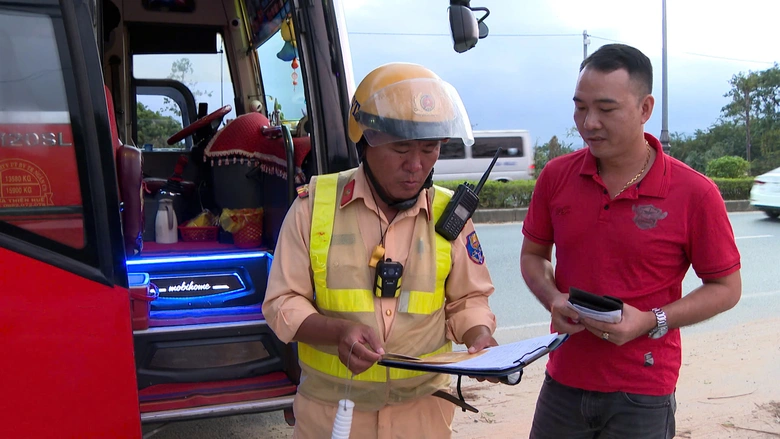 Huế: Xử lý 20 trường hợp “núp bóng” xe hợp đồng để vận chuyển khách- Ảnh 2. Huế: Xử lý 20 trường hợp “núp bóng” xe hợp đồng để vận chuyển khách- Ảnh 2.