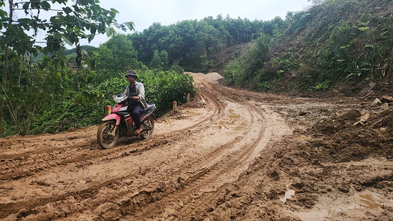Hai tuần sau mưa lũ, đường huyết mạch ở x&atilde; miền n&uacute;i Quảng Ng&atilde;i vẫn bị chia cắt- Ảnh 12.