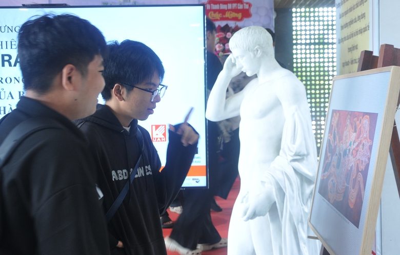 "Phi&ecirc;n bản tranh hiện đại" tạo kh&ocirc;ng gian mở gi&uacute;p sinh vi&ecirc;n Cần Thơ tiếp cận nghệ thuật- Ảnh 3.