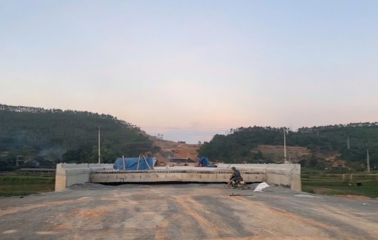 Vượt kh&oacute; thời tiết, Cienco8 quyết về đ&iacute;ch đ&uacute;ng tiến độ tr&ecirc;n dự &aacute;n đường li&ecirc;n kết v&ugrave;ng- Ảnh 1.