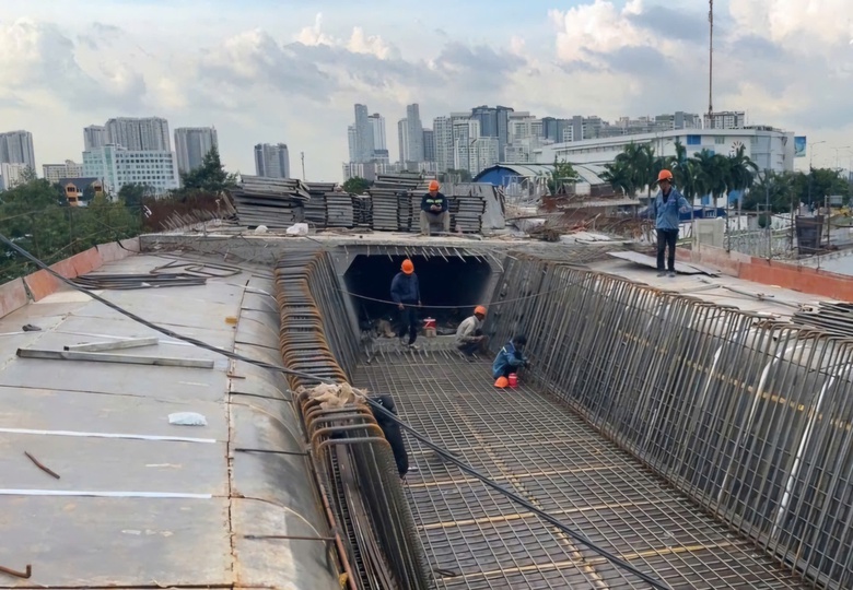 Nh&agrave; thầu đua tiến độ thi c&ocirc;ng n&uacute;t giao An Ph&uacute;- Ảnh 1.
