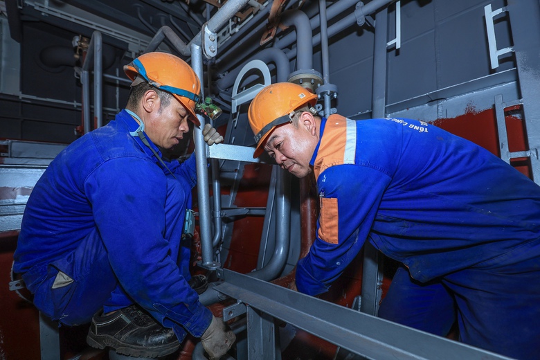 Sản xuất bứt ph&aacute;, Đ&oacute;ng t&agrave;u S&ocirc;ng Cấm vượt kế hoạch năm 2025 trước thời hạn- Ảnh 1.