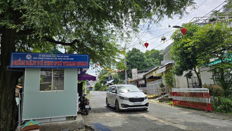 Vì sao KDL Núi Sam ở An Giang chưa thu phí theo đề án mới?- Ảnh 2. Vì sao KDL Núi Sam ở An Giang chưa thu phí theo đề án mới?- Ảnh 2.