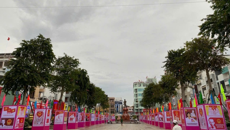 Bộ Văn h&oacute;a, Thể thao v&agrave; Du lịch khai mạc triển l&atilde;m tranh cổ động tấm lớn tại An Giang- Ảnh 4.