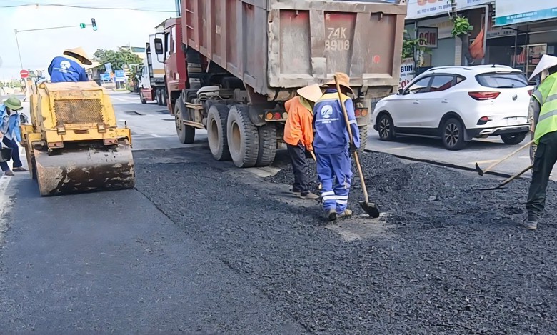 Khắc phục hư hỏng mặt đường quốc lộ 1 đoạn qua Quảng Trị, xe cộ đ&atilde; lưu th&ocirc;ng tốt- Ảnh 1.
