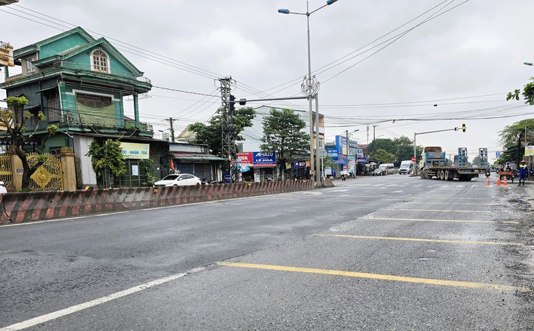 Khắc phục hư hỏng mặt đường quốc lộ 1 đoạn qua Quảng Trị, xe cộ đ&atilde; lưu th&ocirc;ng tốt- Ảnh 7.