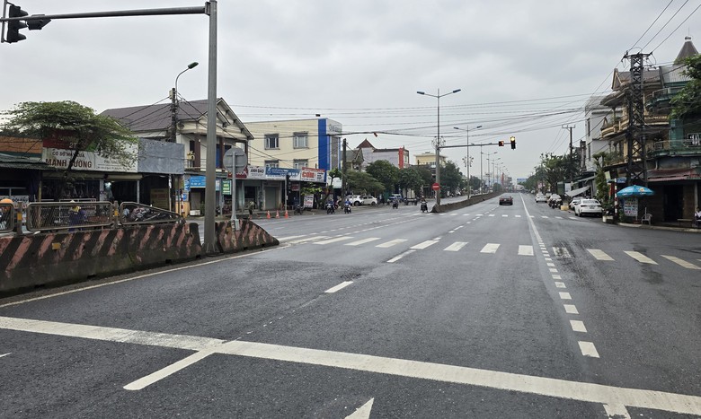 Khắc phục hư hỏng mặt đường quốc lộ 1 đoạn qua Quảng Trị, xe cộ đ&atilde; lưu th&ocirc;ng tốt- Ảnh 5.