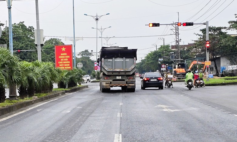 Khắc phục hư hỏng mặt đường quốc lộ 1 đoạn qua Quảng Trị, xe cộ đ&atilde; lưu th&ocirc;ng tốt- Ảnh 6.