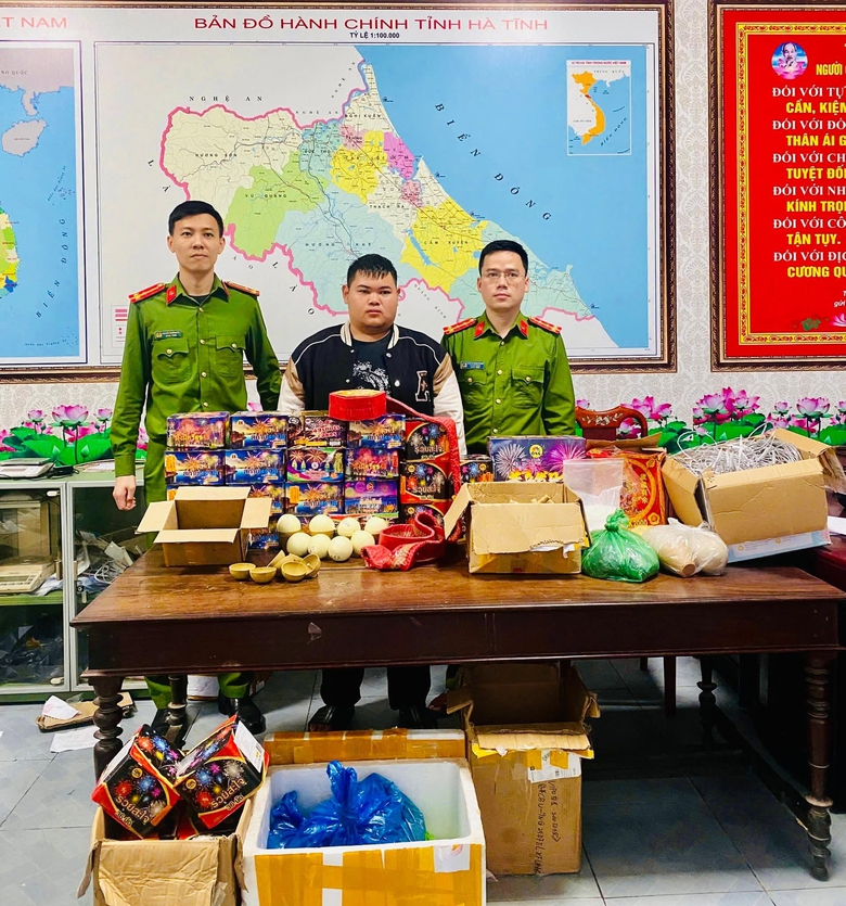 C&ocirc;ng an H&agrave; Tĩnh bắt giữ nh&oacute;m đối tượng rao b&aacute;n 7 tấn ph&aacute;o tr&ecirc;n mạng x&atilde; hội- Ảnh 3.