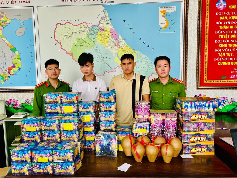 C&ocirc;ng an H&agrave; Tĩnh bắt giữ nh&oacute;m đối tượng rao b&aacute;n 7 tấn ph&aacute;o tr&ecirc;n mạng x&atilde; hội- Ảnh 5.