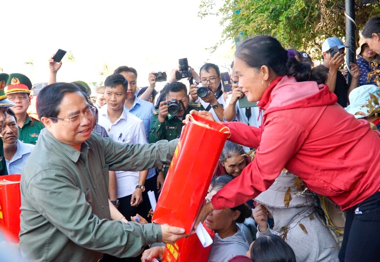 Thủ tướng Phạm Minh Chính: Khẩn trương phục hồi sản xuất, ổn định đời sống sau bão số 13- Ảnh 3. Thủ tướng Phạm Minh Chính: Khẩn trương phục hồi sản xuất, ổn định đời sống sau bão số 13- Ảnh 3.